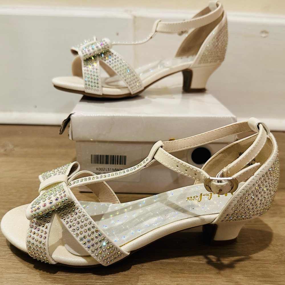 Elegant Cream Sandals with Rhinestone Bow - Picture 7 of 8